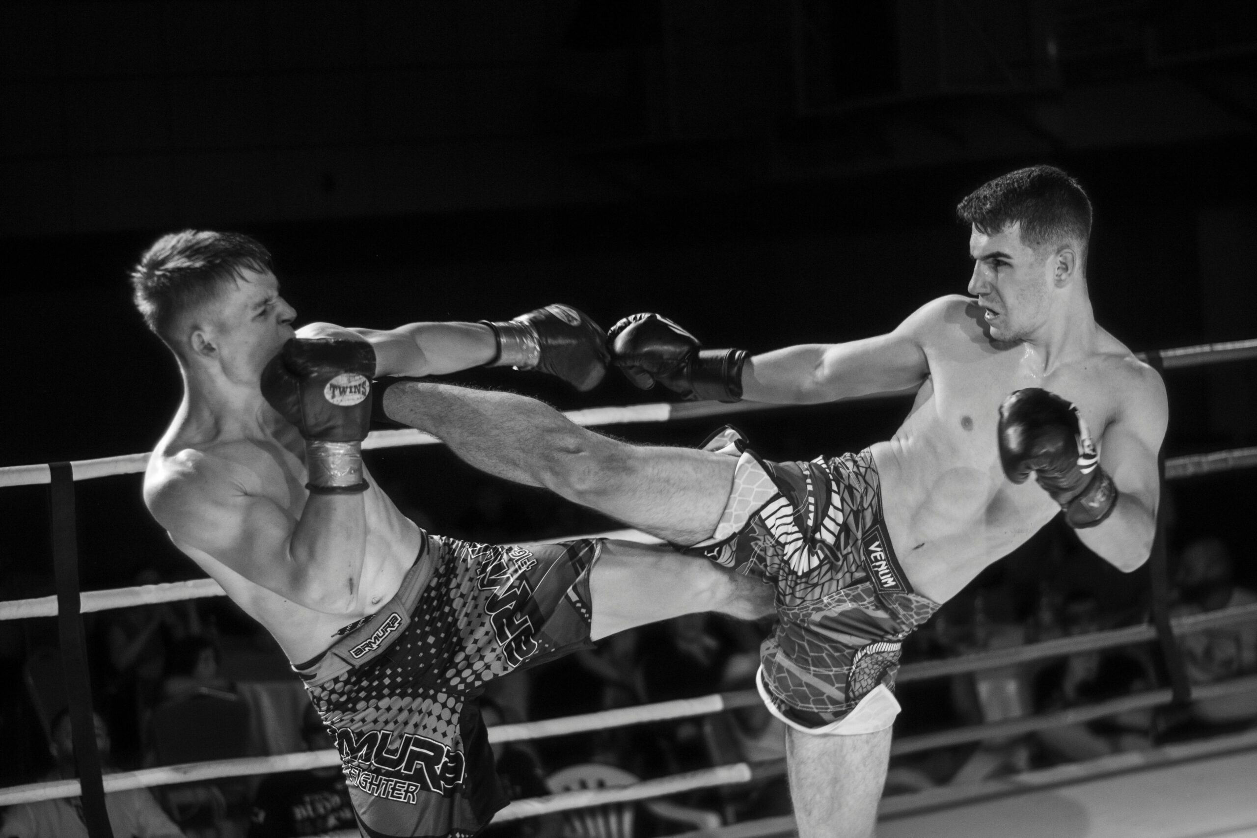 pexels-vlad-dediu-161185-2581662 2 women sparring kickboxing